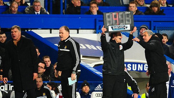 Bất lực trước West Ham, Jose Mourinho “nổi đóa” với trọng tài ảnh 1