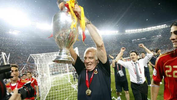 Cầu thủ Tây Ban Nha vĩnh biệt người thầy quá cố Luis Aragones ảnh 1