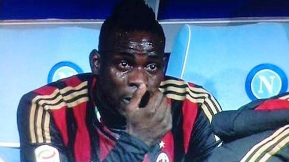 Milan bại trận, Balotelli khóc tức tưởi trên băng ghế dự bị ảnh 1