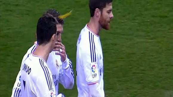 Ronaldo bị “không kích” bằng bật lửa ở Vicente Calderon ảnh 1