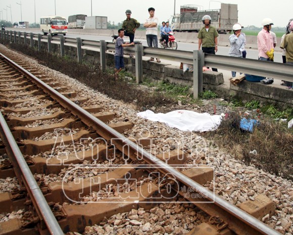 Hà Nội: Tàu hỏa đâm chết người, kéo lê hơn 30 mét ảnh 1