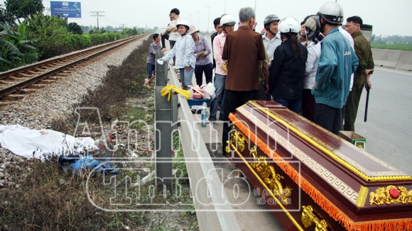 Hà Nội: Tàu hỏa đâm chết người, kéo lê hơn 30 mét ảnh 2
