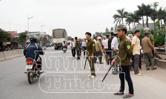 Hà Nội: Tàu hỏa đâm chết người, kéo lê hơn 30 mét ảnh 8