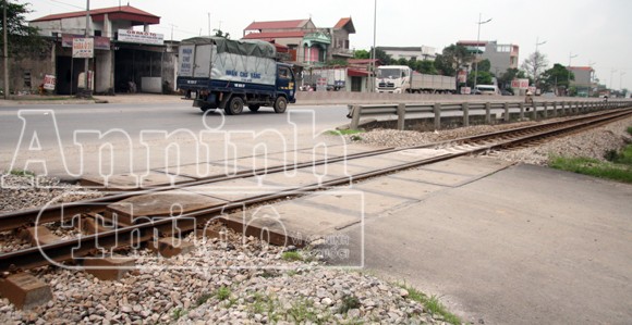 Hà Nội: Tàu hỏa đâm chết người, kéo lê hơn 30 mét ảnh 5