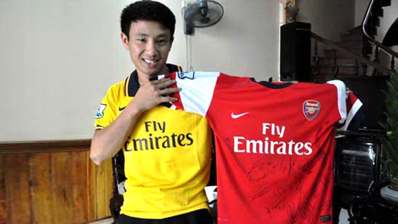 "Running man" bán đấu giá chiếc áo có chữ ký toàn đội Arsenal ảnh 2