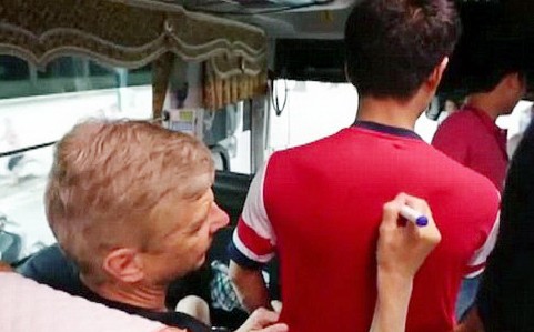 "Running man" bán đấu giá chiếc áo có chữ ký toàn đội Arsenal ảnh 1