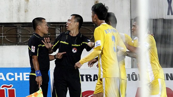 Sai sót của trọng tài làm "nóng" V-League 2014 ảnh 1