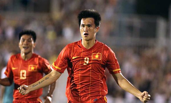 Công Vinh lập hat-trick giúp HLV Miura ra mắt hoành tráng ảnh 1