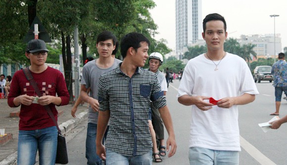 Người hâm mộ đổ dồn về sân Mỹ Đình "tiếp lửa" U19 Việt Nam ảnh 1