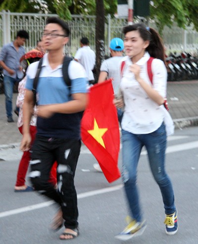 Người hâm mộ đổ dồn về sân Mỹ Đình "tiếp lửa" U19 Việt Nam ảnh 7