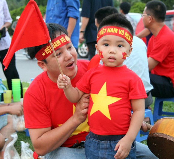 Người hâm mộ đổ dồn về sân Mỹ Đình "tiếp lửa" U19 Việt Nam ảnh 5