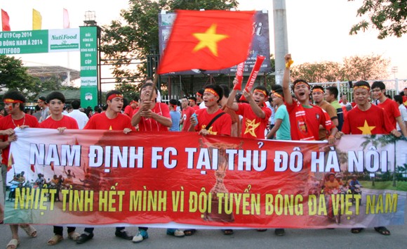 Người hâm mộ đổ dồn về sân Mỹ Đình "tiếp lửa" U19 Việt Nam ảnh 4