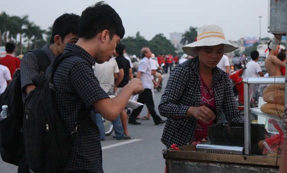 Người hâm mộ đổ dồn về sân Mỹ Đình "tiếp lửa" U19 Việt Nam ảnh 6