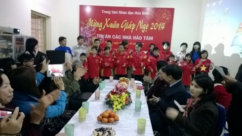 Nguyên Tổng Bí thư Lê Khả Phiêu thăm Trung tâm nhân đạo Hòa Bình ảnh 1