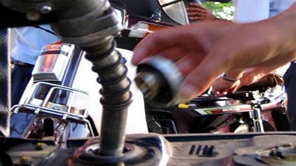 Giá xăng dầu giảm thêm 600 đồng/lít ảnh 1