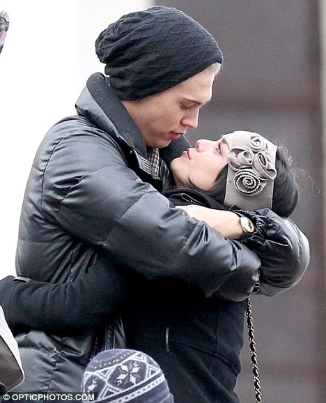 Vanessa Hudgens tình tứ hôn bạn trai trên phố ảnh 2