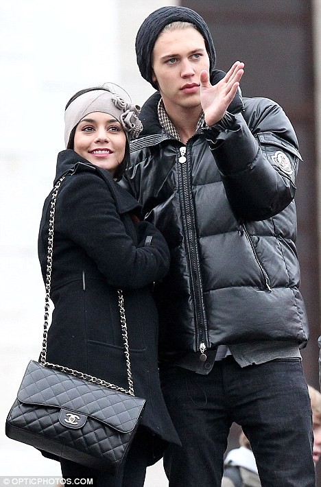 Vanessa Hudgens tình tứ hôn bạn trai trên phố ảnh 5