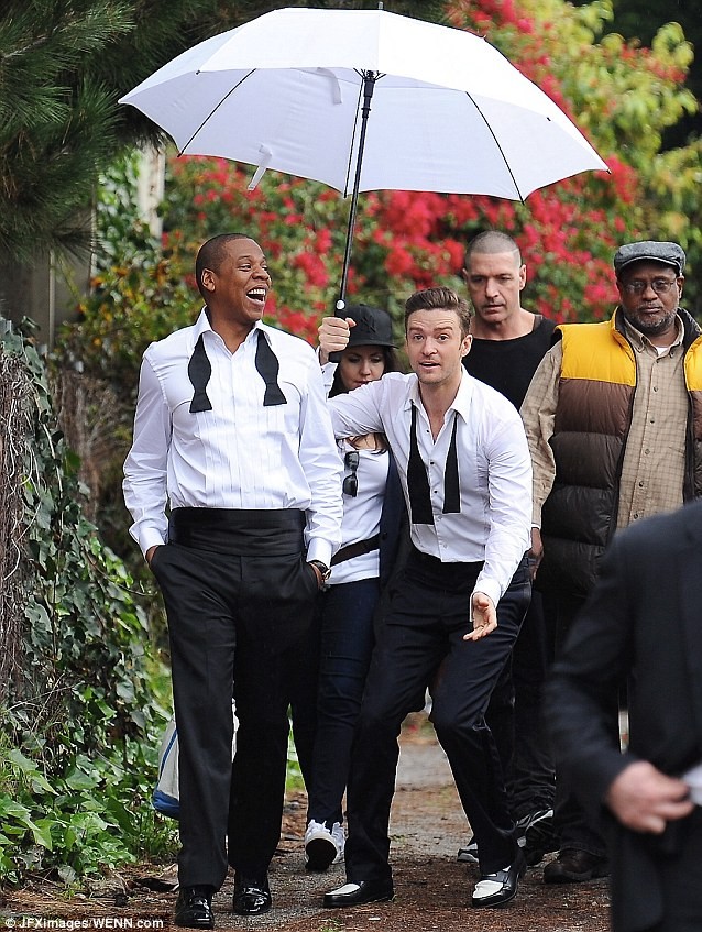 Justin Timberlake “vui vẻ” che mưa cho ông hoàng nhạc hip-hop Jay-Z ảnh 1