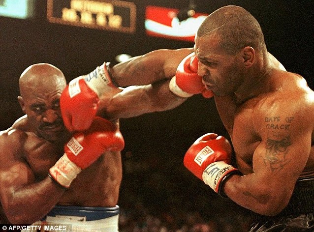 15 năm sau vụ "cắn tai", Mike Tyson làm lành với Evander Holyfield ảnh 1