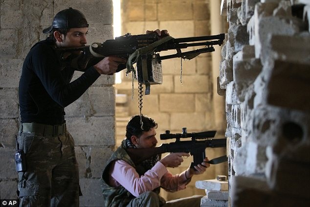Sốc với hình ảnh chiến binh 7 tuổi khoác AK-47, phì phèo thuốc lá ảnh 3
