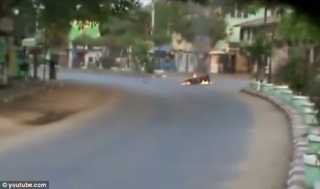 Myanmar: Cảnh sát nhìn người dân bị thiêu sống trong bạo loạn ảnh 1