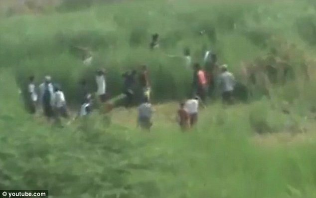 Myanmar: Cảnh sát nhìn người dân bị thiêu sống trong bạo loạn ảnh 2