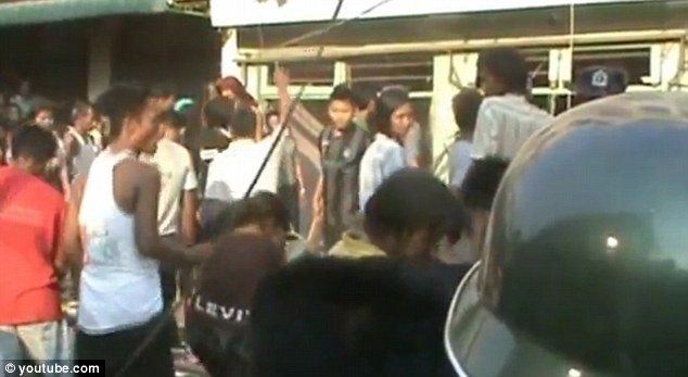 Myanmar: Cảnh sát nhìn người dân bị thiêu sống trong bạo loạn ảnh 3