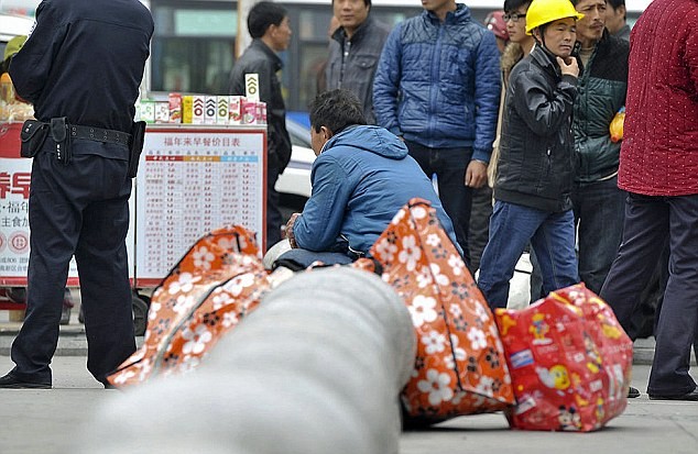 Không có tiền mai táng, cha mẹ gói xác con mang về quê nhà ảnh 1