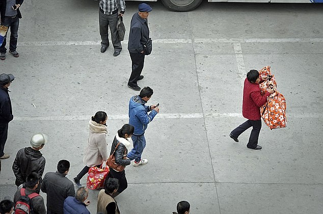 Không có tiền mai táng, cha mẹ gói xác con mang về quê nhà ảnh 2