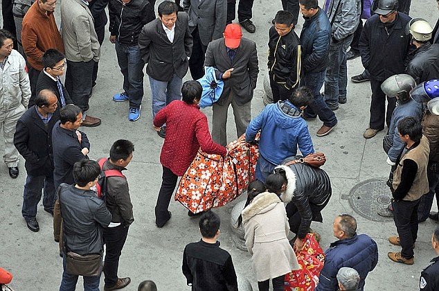 Không có tiền mai táng, cha mẹ gói xác con mang về quê nhà ảnh 4