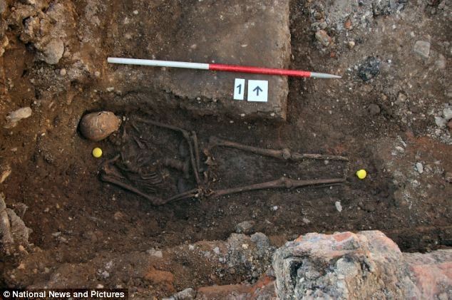 Tiết lộ bên trong ngôi mộ của vua Richard III ảnh 1