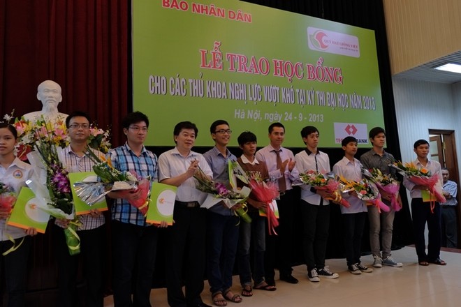 400 triệu đồng học bổng cho 20 thủ khoa đại học nghèo ảnh 1