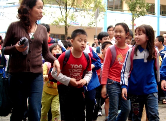 Học sinh Hà Nội đi học trở lại sau một ngày nghỉ tránh bão ảnh 1