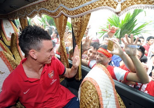 Koscielny cứu 20 công nhân khỏi cảnh thất nghiệp ảnh 1