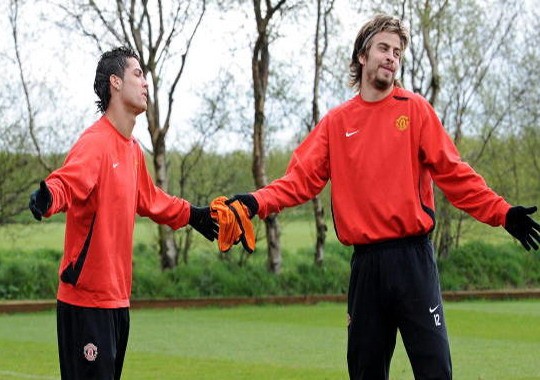 Pique: Đừng nghe kẻ xấu, Ronaldo là người tốt ảnh 1