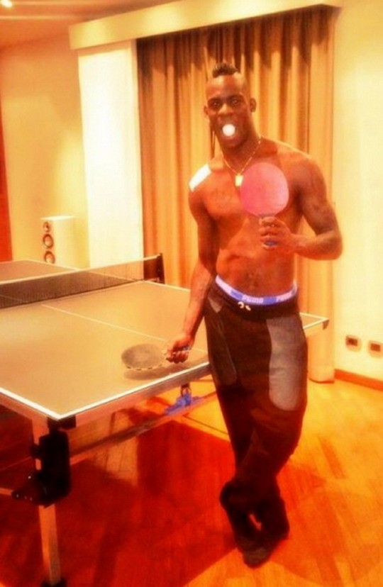 Bảo vệ Balotelli, HLV của Milan nổi cáu với phóng viên ảnh 1