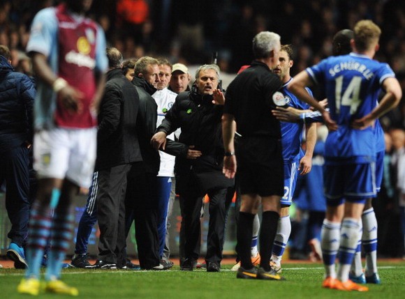 HLV Mourinho bị FA “sờ gáy” ảnh 1