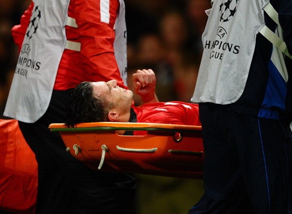 Tin sốc cho Man Utd: Van Persie nghỉ thi đấu 6 tuần ảnh 1