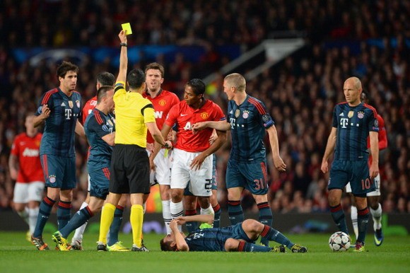 Giám đốc thể thao Bayern Munich cay cú: “Valencia đáng phải nhận thẻ đỏ” ảnh 1
