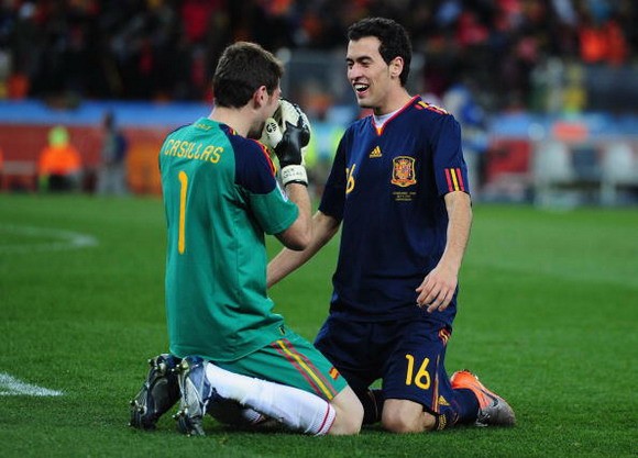 Casillas muốn tát vào mặt Busquets ảnh 1