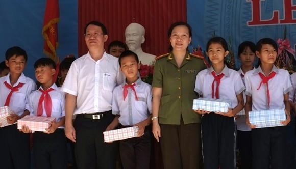 Những món quà ấm áp ngày khai trường ảnh 3