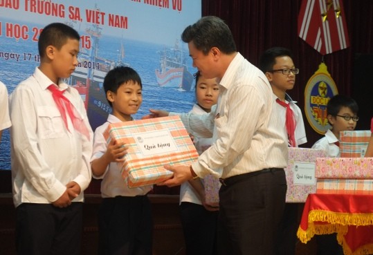 87 học sinh con CBCS trên quần đảo Trường Sa được tặng quà năm học mới ảnh 2