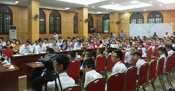87 học sinh con CBCS trên quần đảo Trường Sa được tặng quà năm học mới ảnh 1