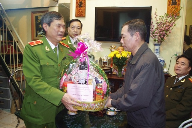 Lãnh đạo CATP chúc Tết CBCS có hoàn cảnh khó khăn ảnh 1