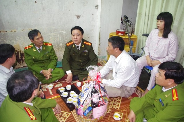 Lãnh đạo CATP chúc Tết CBCS có hoàn cảnh khó khăn ảnh 2