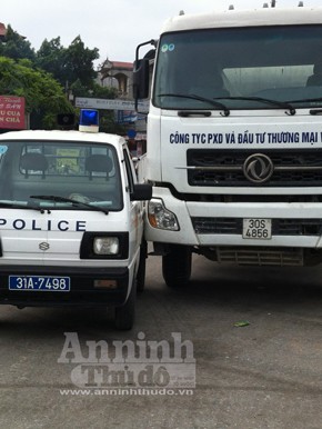 Xe bồn trộn bê tông “đè đầu” xe cảnh sát tuần tra ảnh 1