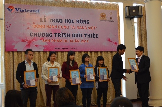 Trao học bổng cho sinh viên nghèo vượt khó ảnh 1