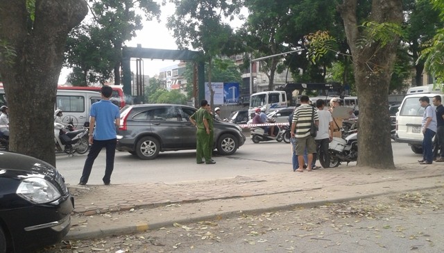 Truy tìm hung thủ đâm chết người đàn ông đang ngồi trên chiếc CRV ảnh 1