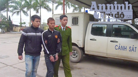Hiếp dâm bé lớp 3 trong nhà vệ sinh xong còn tặng vòng cao su ảnh 1
