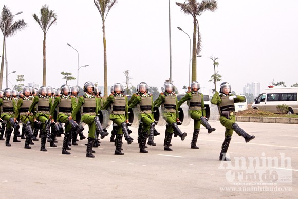 Diễn tập: Cảnh sát bảo vệ quật ngã nhóm đối tượng gây rối ảnh 4